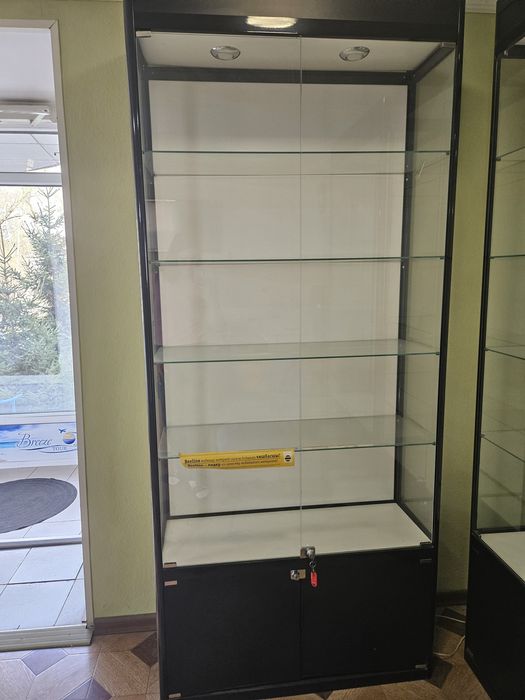 Продам витрины и офисный стол