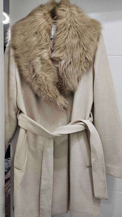 Палто H&M  бежево с пухена яка и колан