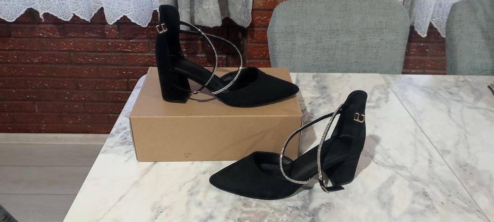Vand pantofi toc