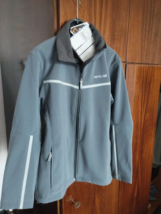 Яке Rav 4.Топли шапки по 10 лв за брой.