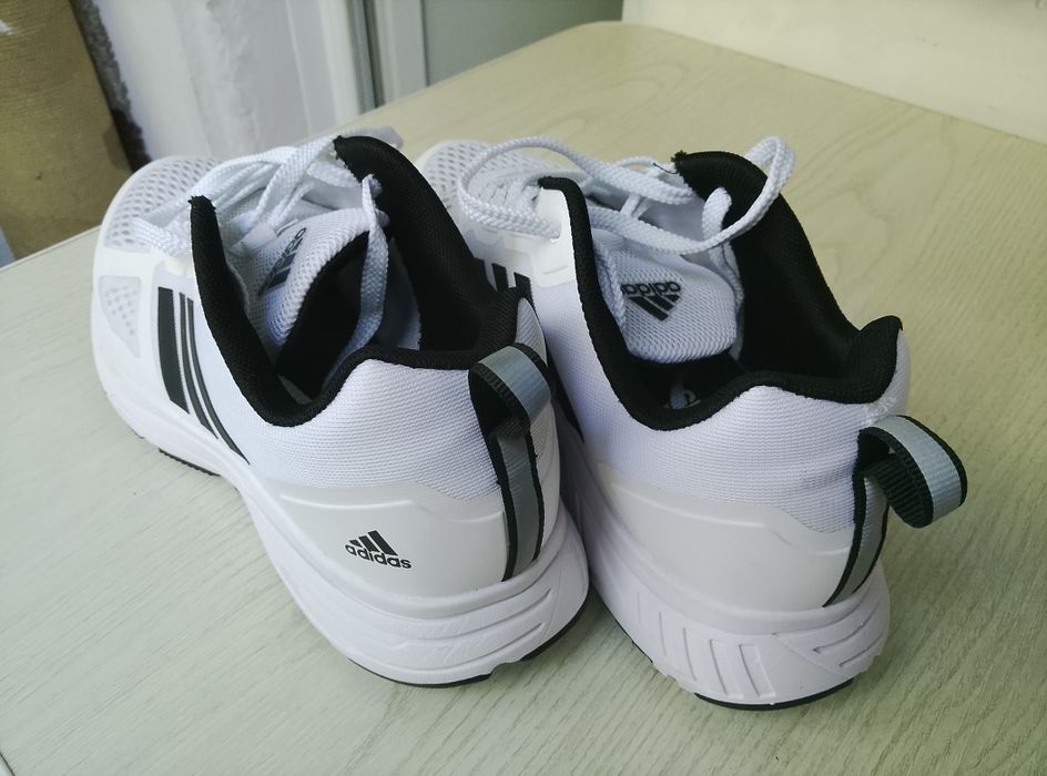 Кросовки Adidas летние.