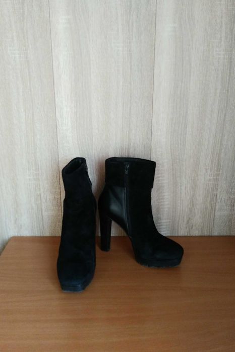 Ботинки на каблуке. Размер 36.