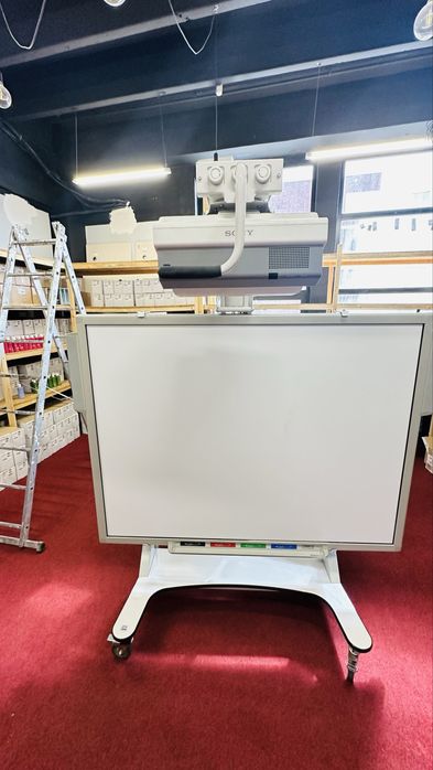 Sistem tablă interactivă + Proiector Sony VPL-SX631 + Stand mobil