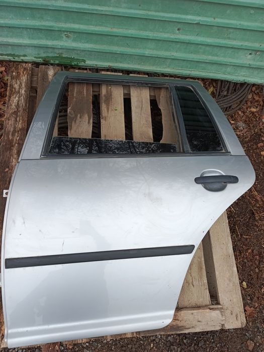 Гольф 4 универсал.  Дверь задняя