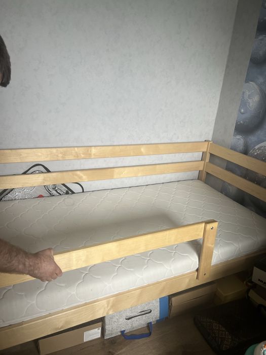Продам кровать детскую с матрасом