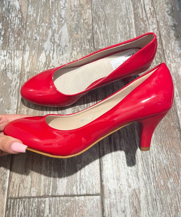 •ЧИСТО НОВИ• Лачени червени токчета