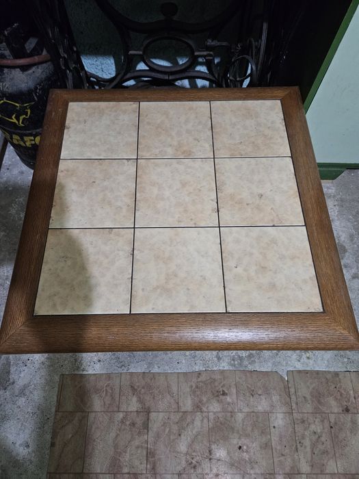 Sunt disponibile următoarele produse de mobilier