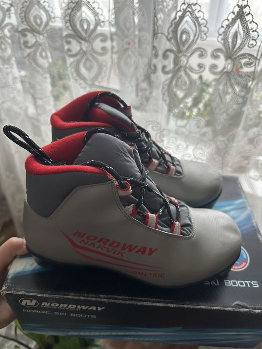 Продам лыжи с ботинками