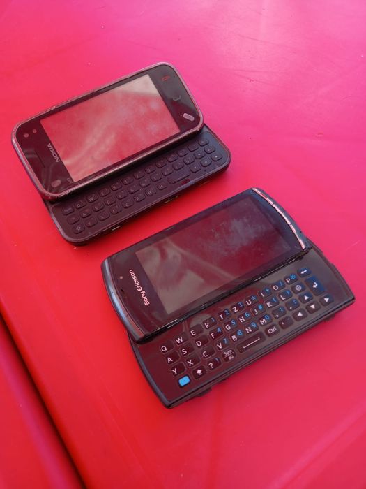 Vând 2 telefoane Nokia N97 și Sony Ericsson