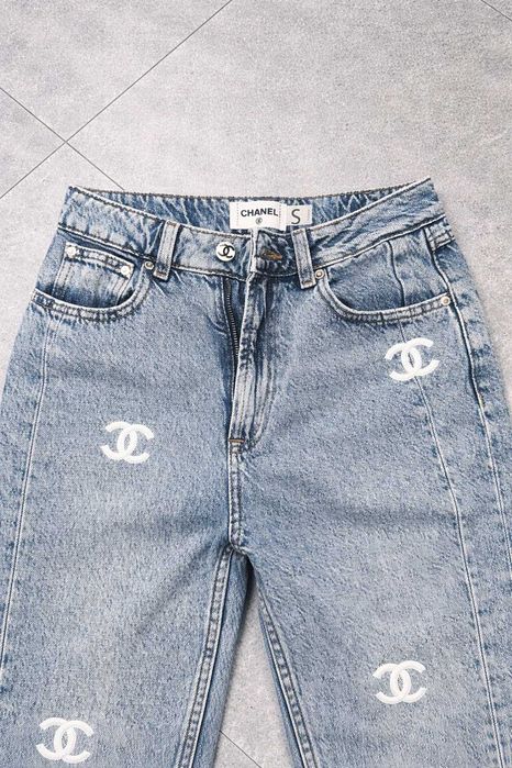 дамски дънки на шанел с цепка отпред ползвани но запазени с модерен дизайн chanel деним