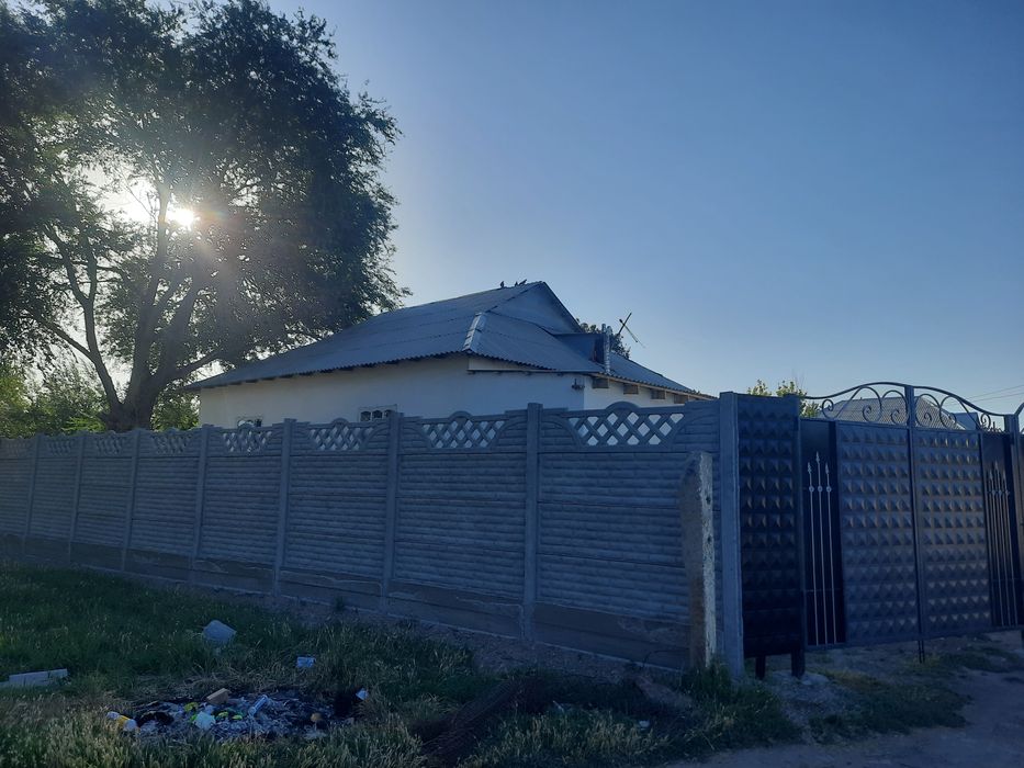 Продаётся дом в хорошем районе.