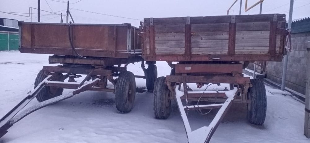 Трактор мтз80 с 2 телегами и плугом