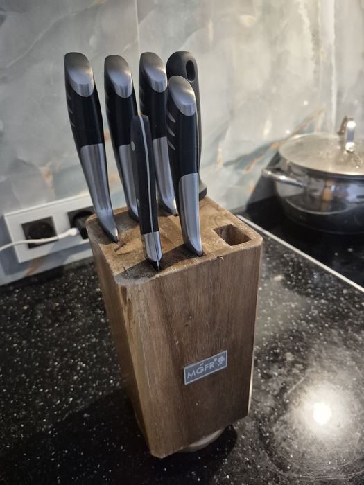 Набор ножей  и точилка