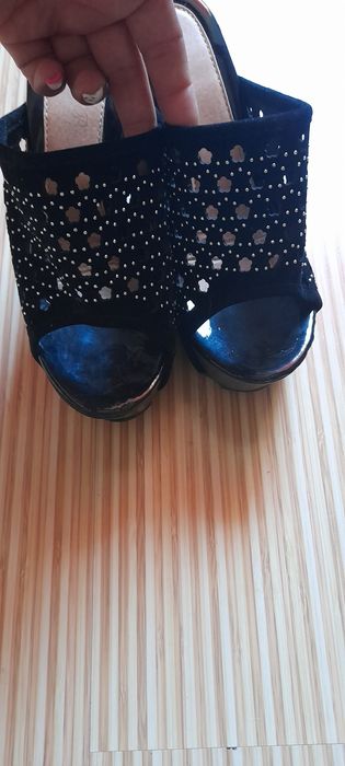 дамски чехли на платформа-60лв.Спортни чехли Calvin Klein-45лв.