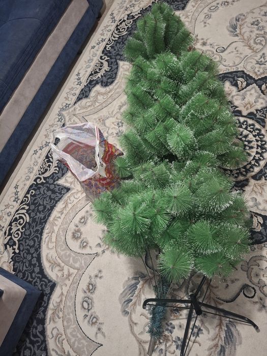 Продам ёлку с гирлянда и игрушками