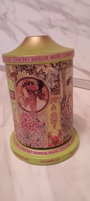 Музикална метална кутия.