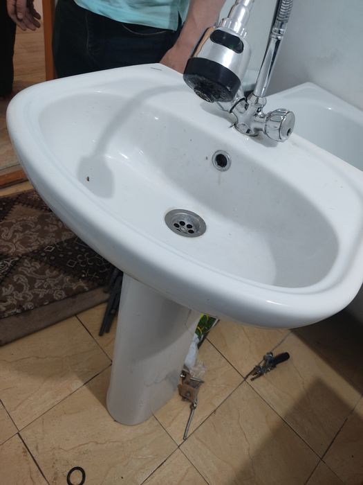 Продаю раковину в ванную б/у