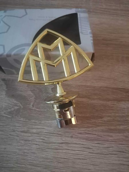 Maybach златиста емблема