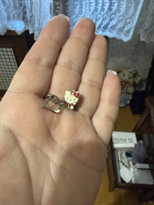 Продам серебрянные серьги Hello kity