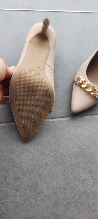 Pantofi stiletto crem, marimea 37, pret 59 lei