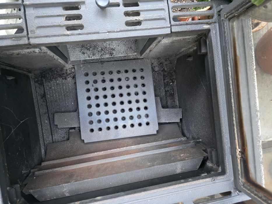 Focar șemineu fontă , foarte puțin folositeficiență calorică ridicată. stare perfecta, grătar, placa de fontă .
