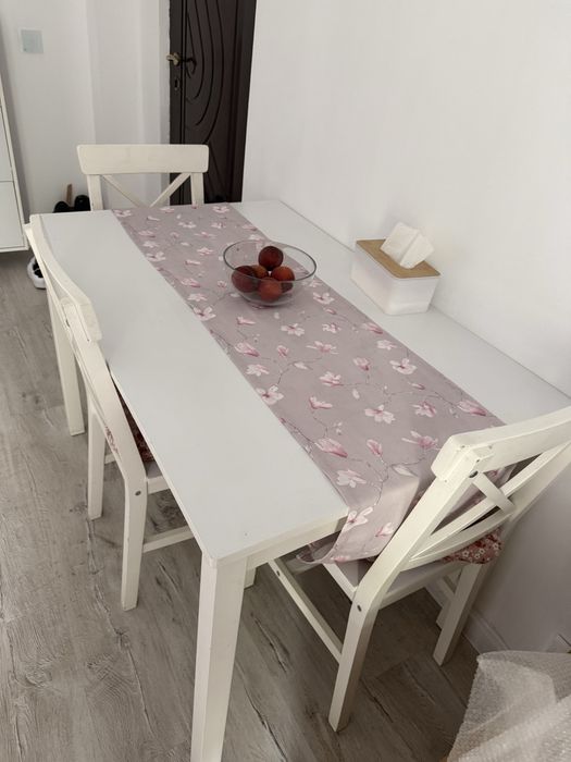 URGENT!! Scaune albe cu perinita
