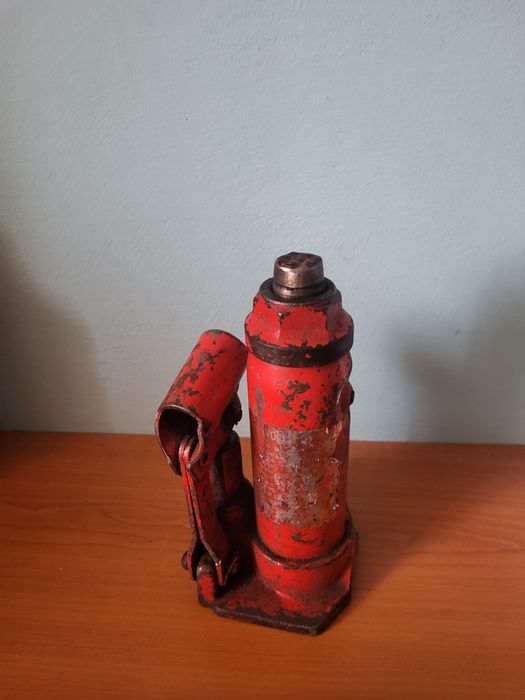 Cric hidraulic pentru auto