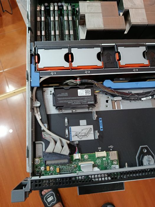 Pachet Server Dell PowerEdge R710 (2x Xeon, 48GB RAM, 2x Surse, Bezel cheie) + Consolă Rack LCD 1U