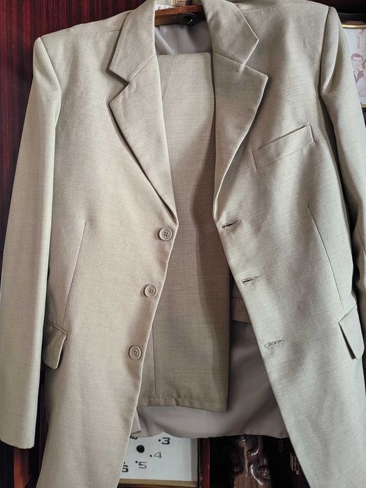 Мужские костюмы.