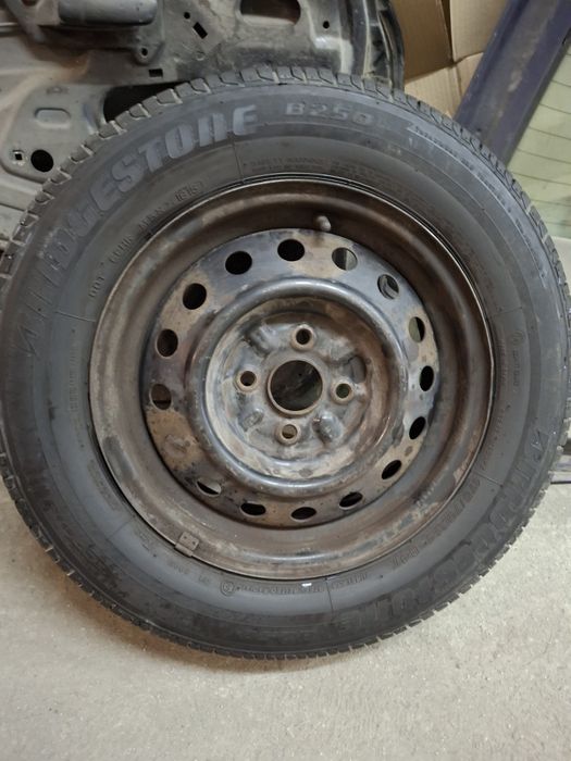 Зимни гуми 4броя 235/55/17 Kumho и летни 4бр. 175/70/14 Brigestone