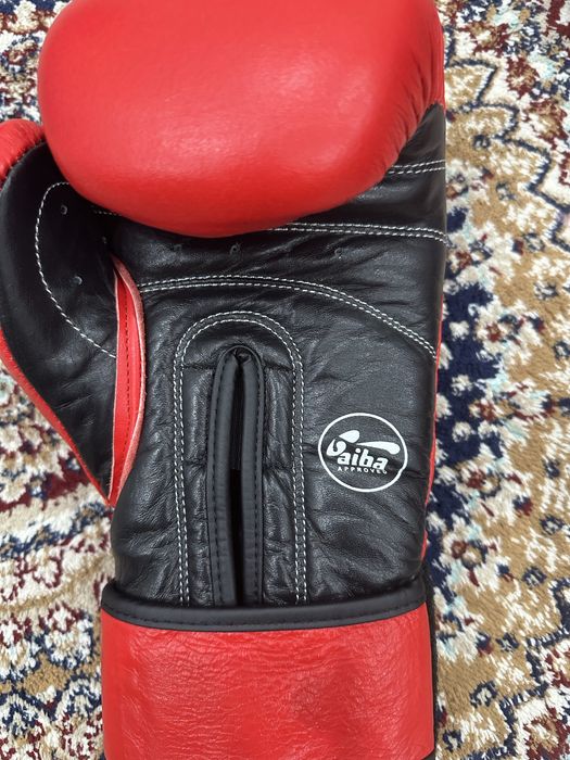 Боксерские перчатки,шлем и лапы