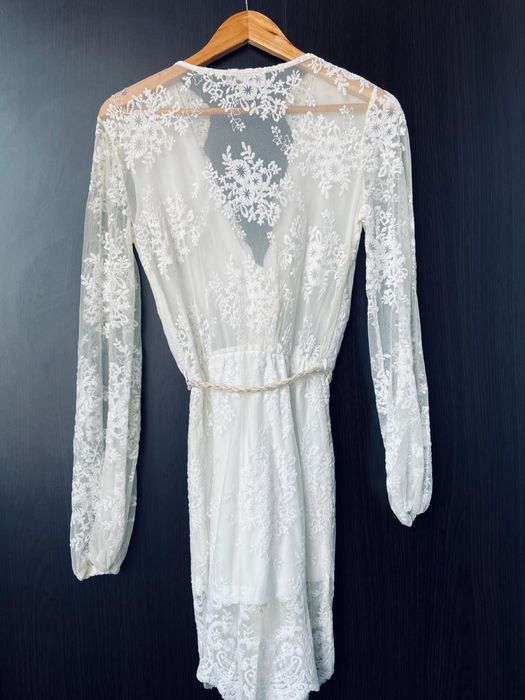 Salopeta albă din dantela lucrata manual.