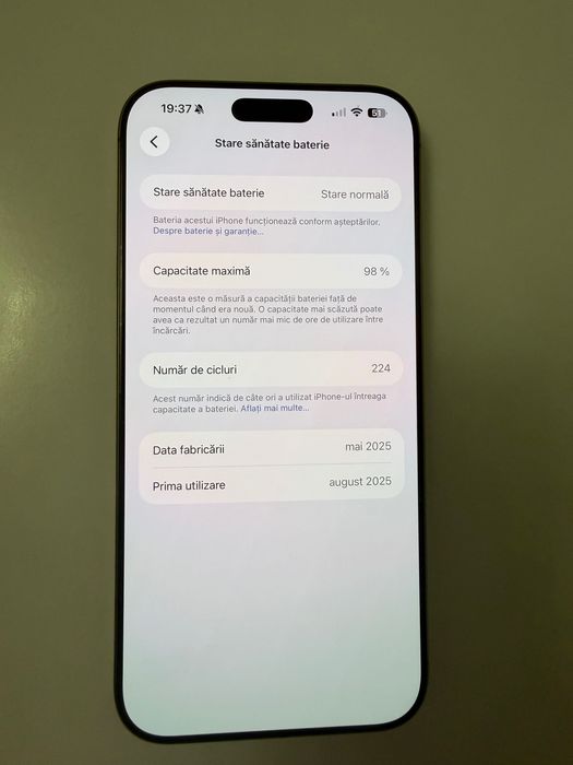 Vand iPhone 16 pro max impecabil Gold
