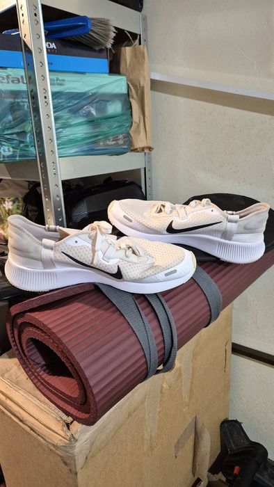 Adidași Nike albi