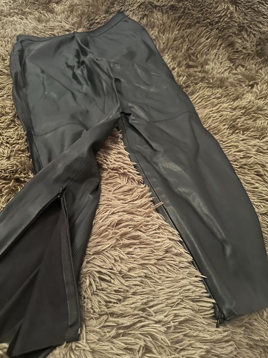 Pantaloni din piele