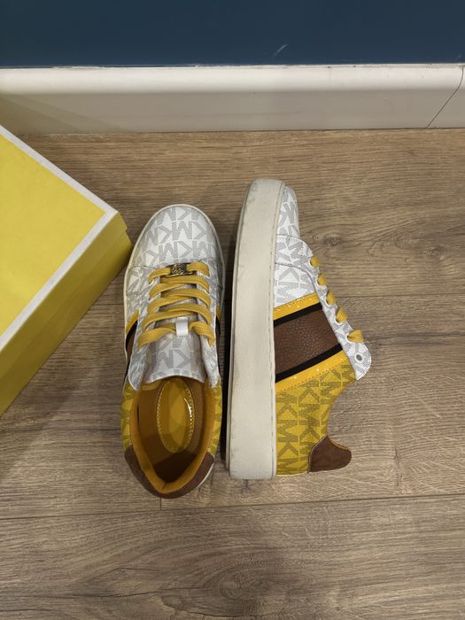 Кроссовки женские