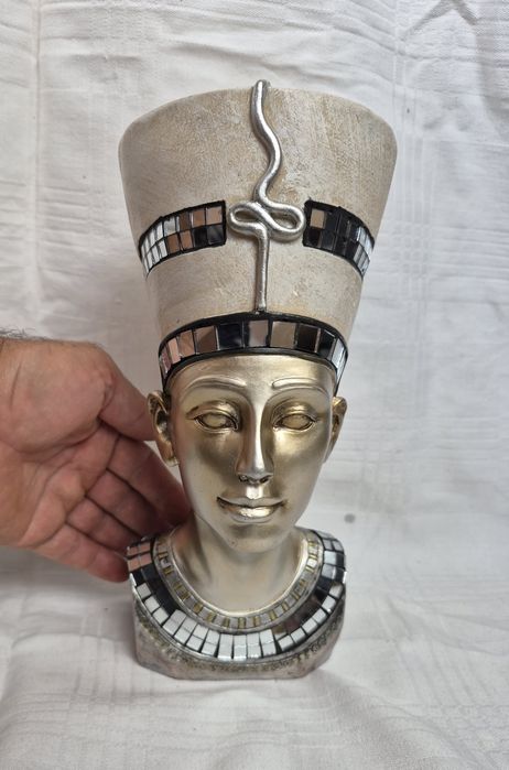 Figurină egipteană, bust Nefertiti din rășină acrilică, Colecția Leonardo.