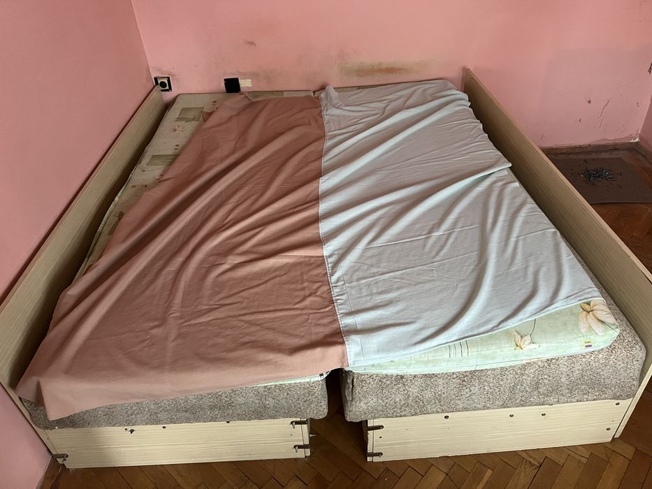 Две единични легла