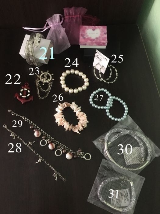 Колиета, гривни и брошки