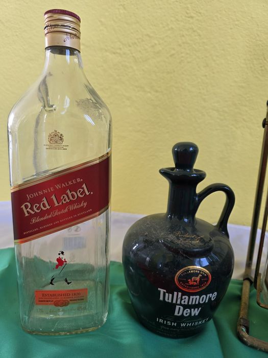 Празни бутилки от алкохол