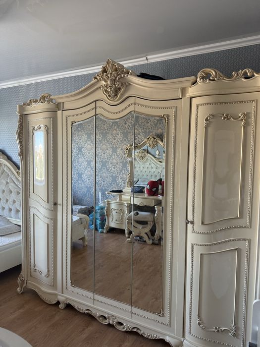 Продается спальный гарнитур
