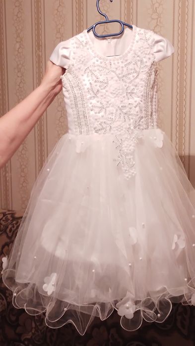 Продам платья на девочку 7-8 лет.