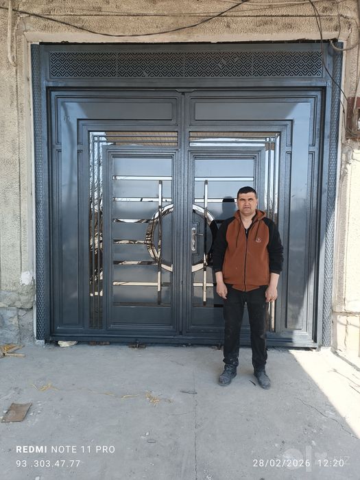 Eski va yangi darvozalar va kravat bor