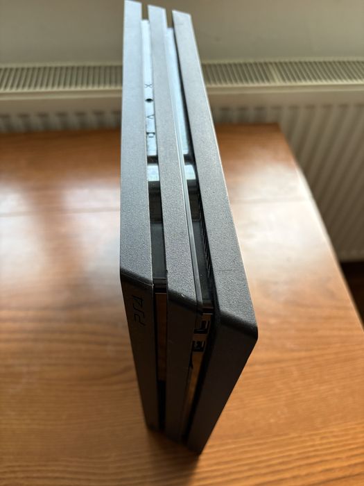 PS4 PRO 1TB + 2 controllere