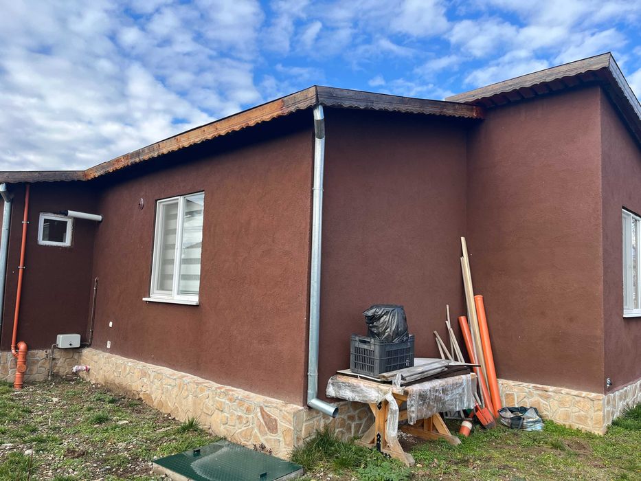 Продава се нова къща в близко до Казанлък село