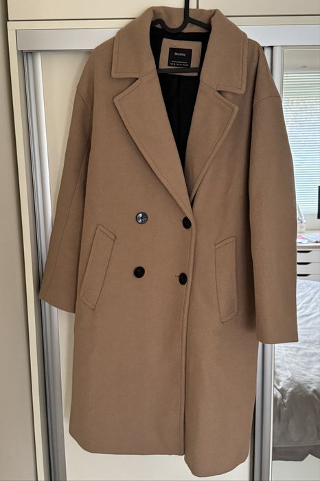 Бежово палто Bershka