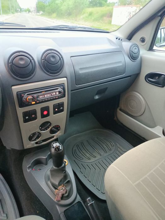 Vând Dacia Logan
