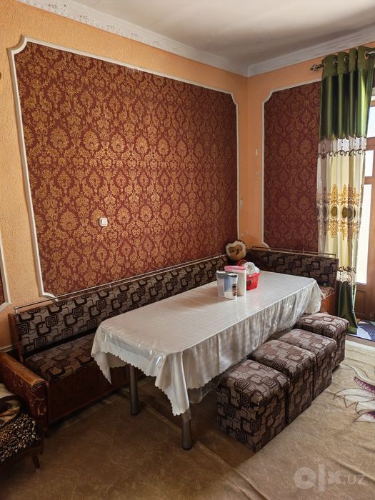 Продаю уголок 3м×2м в комплект входит стол и 4 пуф.