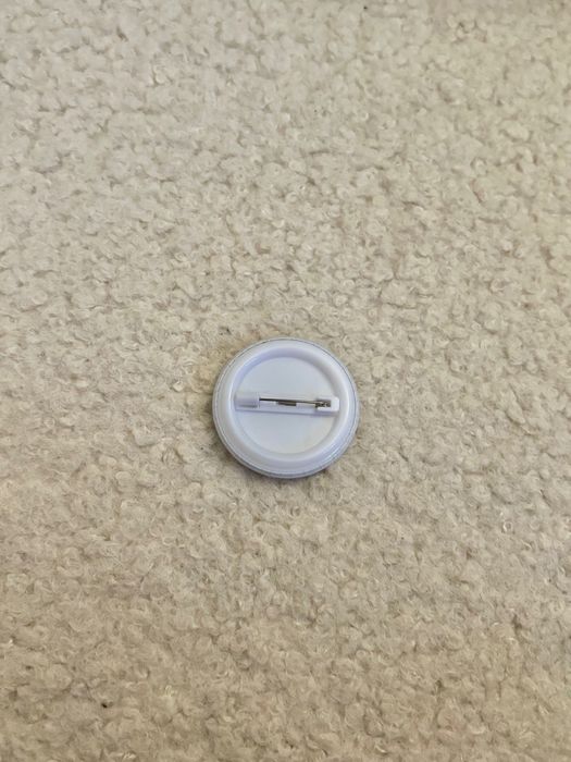 Висулка за телефон и две значки