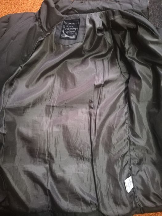 Vând geacă damă, de fâș, neagră, mărimea 42-44